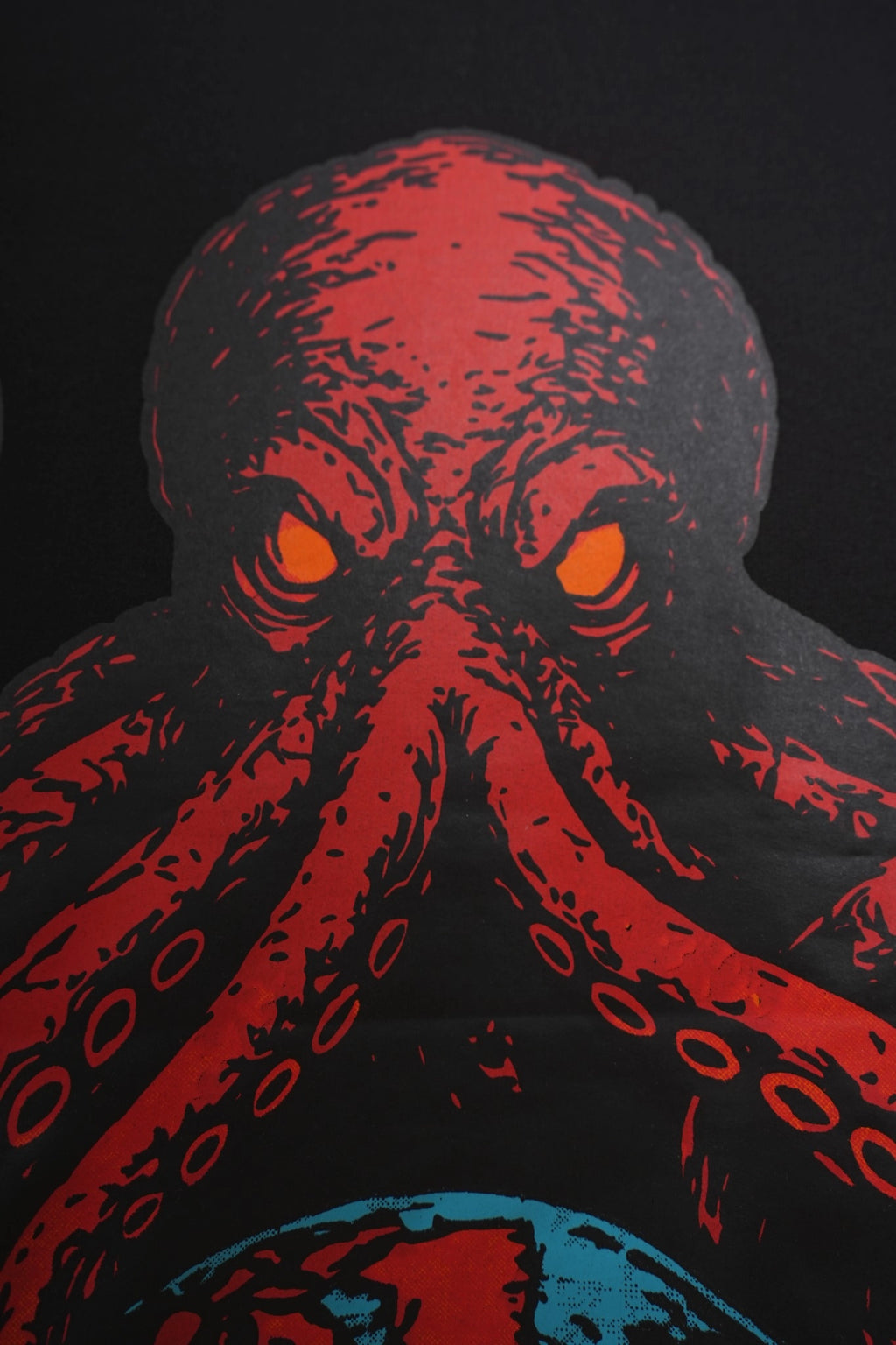 Octopus Holding Earth Black T-Shirt Yourway
