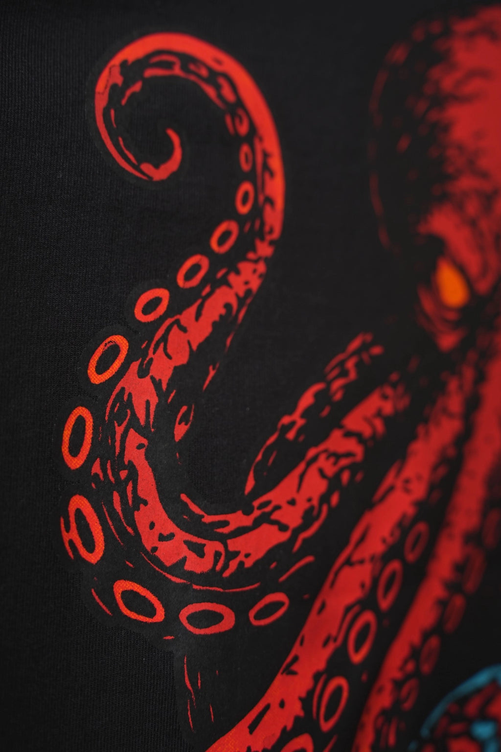 Octopus Holding Earth Black T-Shirt Yourway